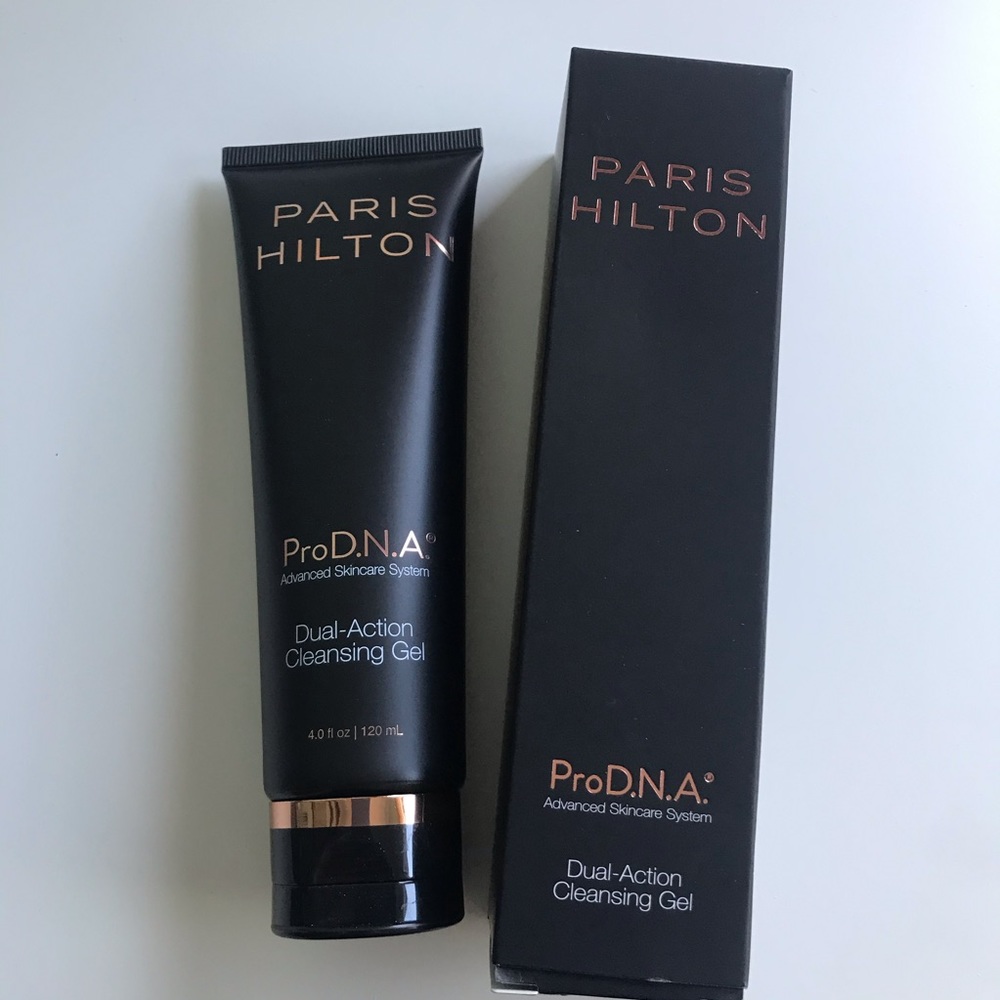 Paris Hilton dual action cleansing gel